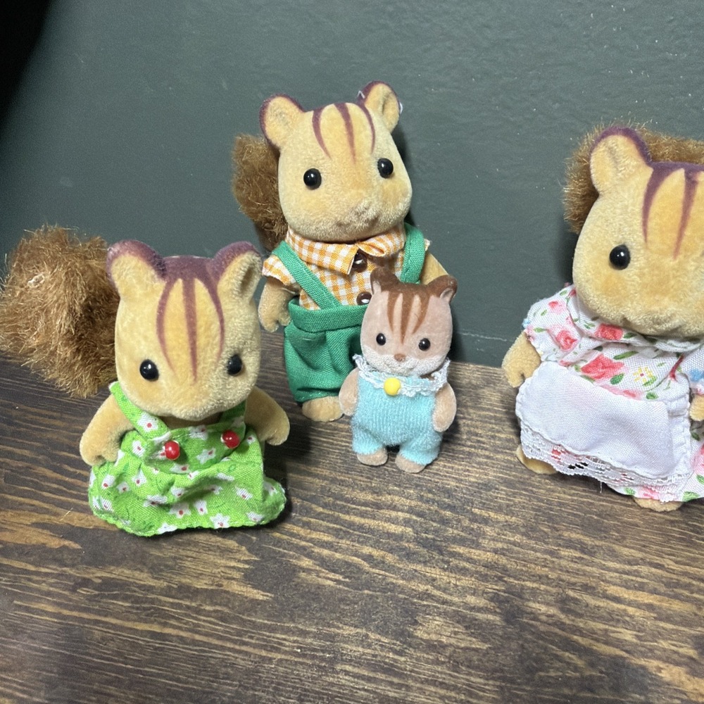 Rare Calico Critters Furbanks Squirrel Family Of 6 All Clothed And Beautiful - Picture 2 of 4